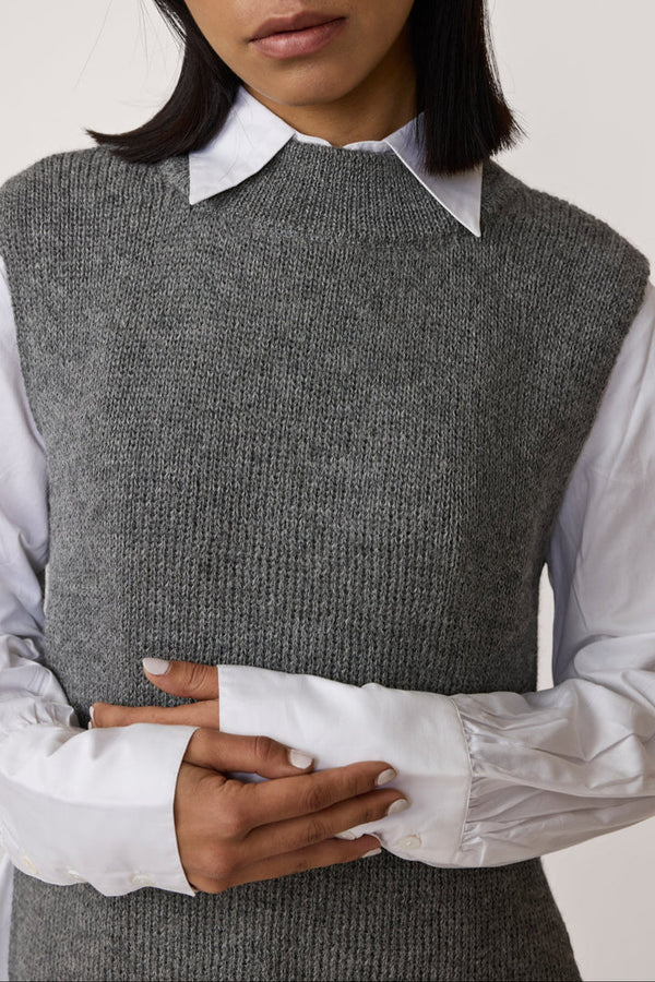 Laude the Label Mockneck Sweater Vest in Charcoal