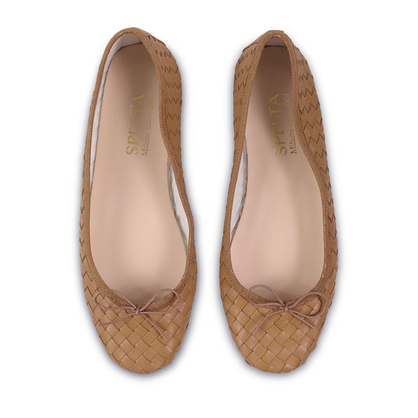 By Milaner Nicole Ballet Flat in Woven Leather Caramel