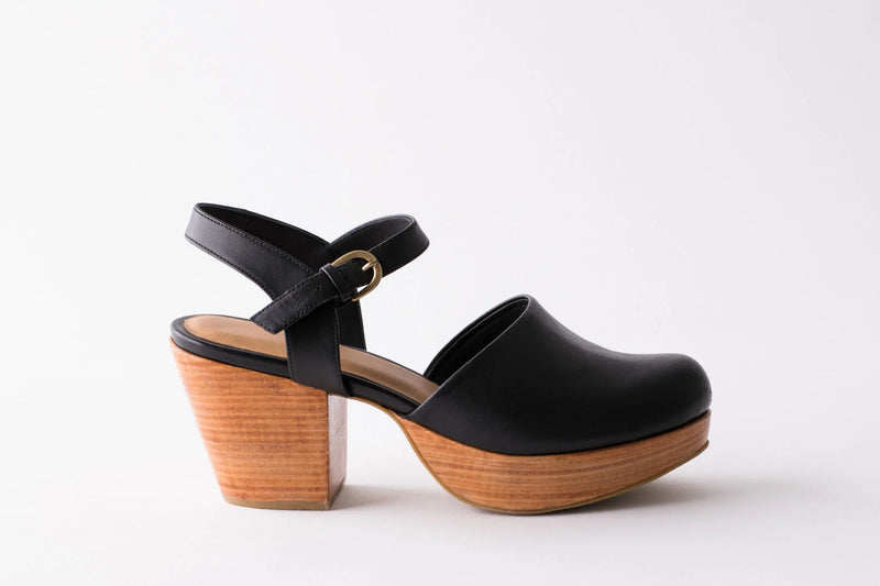 Fortress of Inca Willow Clog in Black